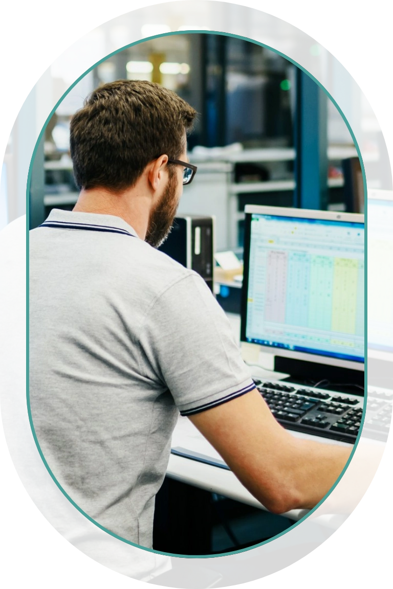 Mężczyzna przy komputerze